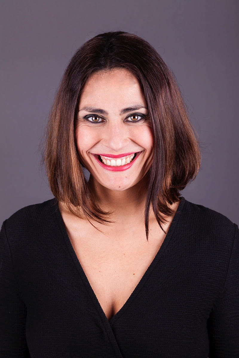 Retrato frontal de casting de Begoña Álvarez sonriendo con vestuario negro