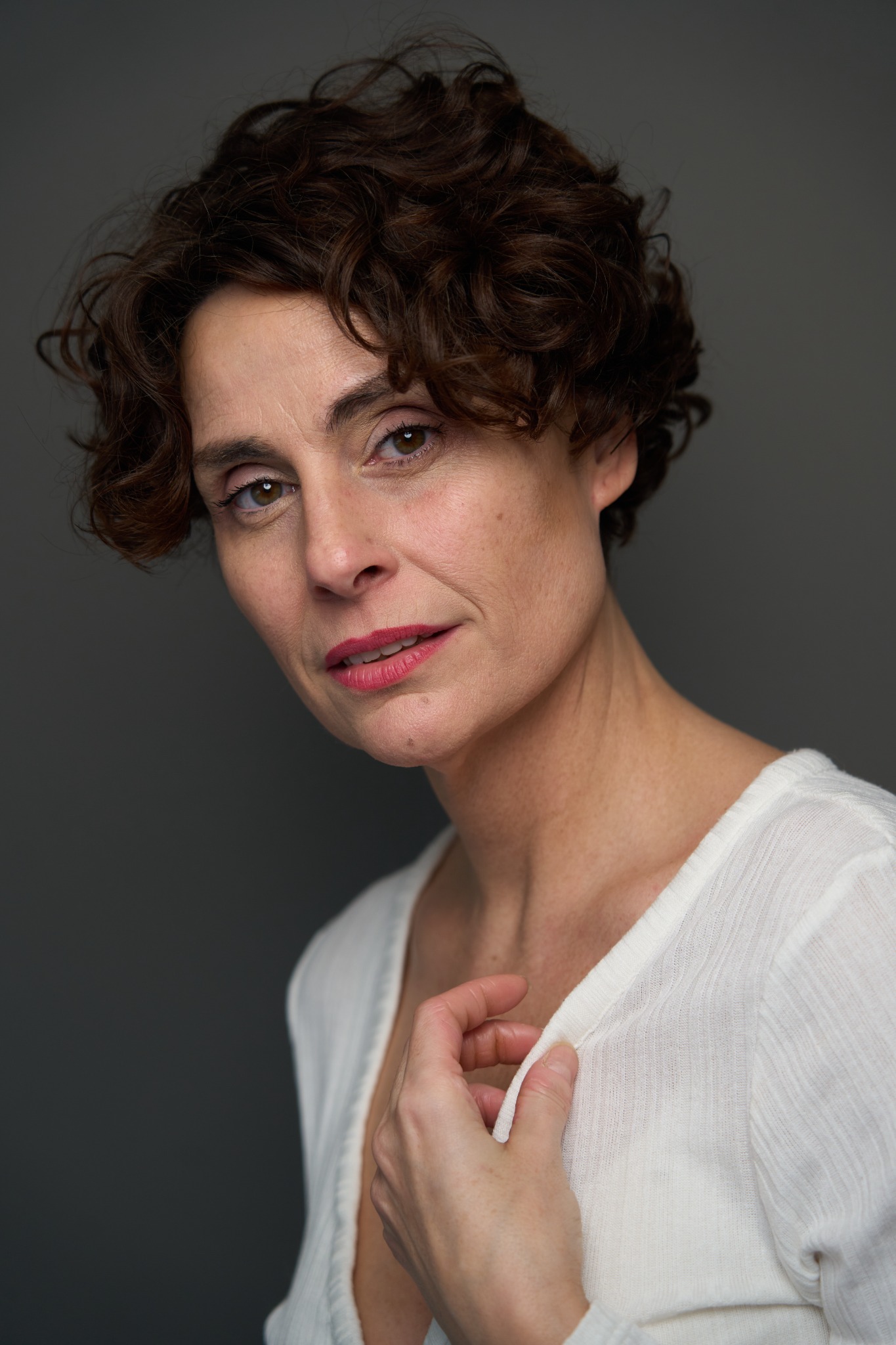 Primer plano de casting de Begoña Álvarez con blusa blanca