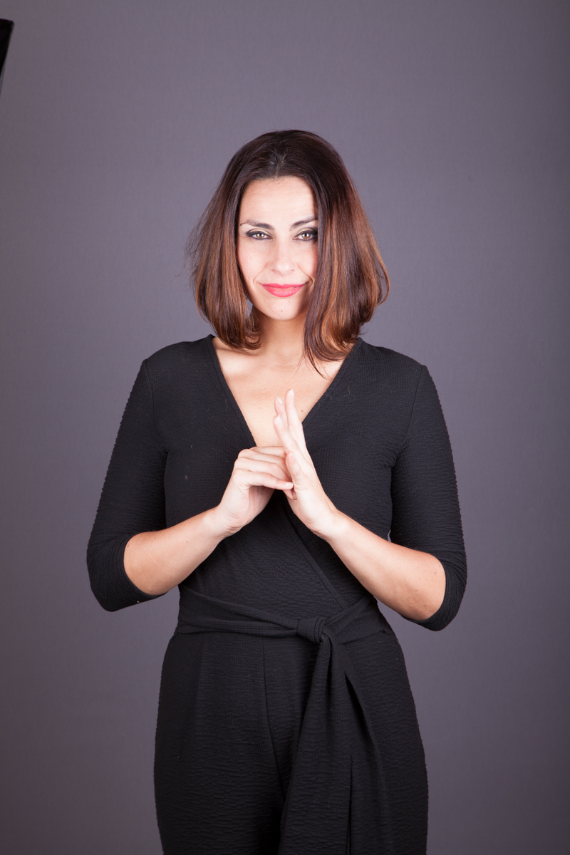 Begoña Álvarez de cuerpo entero vestida de negro en una pose de personaje