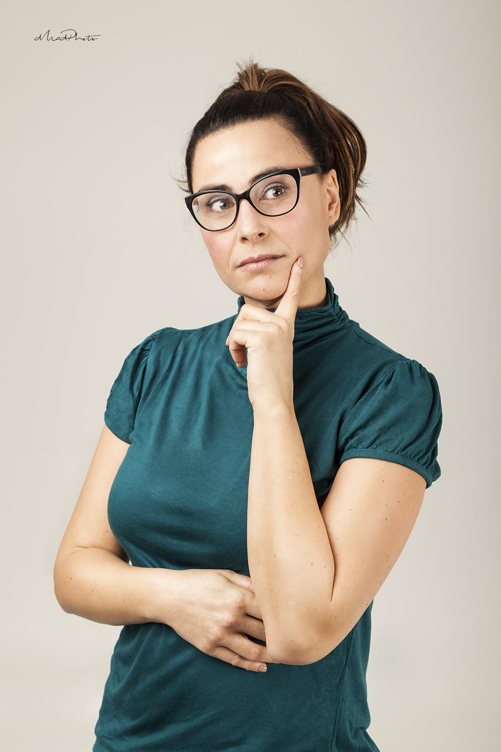 Begoña Álvarez con gafas y camiseta verde interpretando un carácter reflexivo