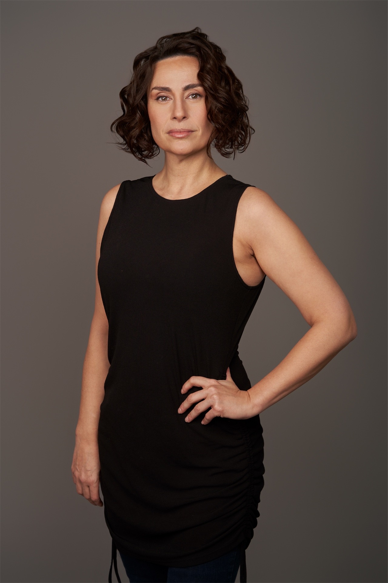 Begoña Álvarez con vestuario negro sobre fondo gris