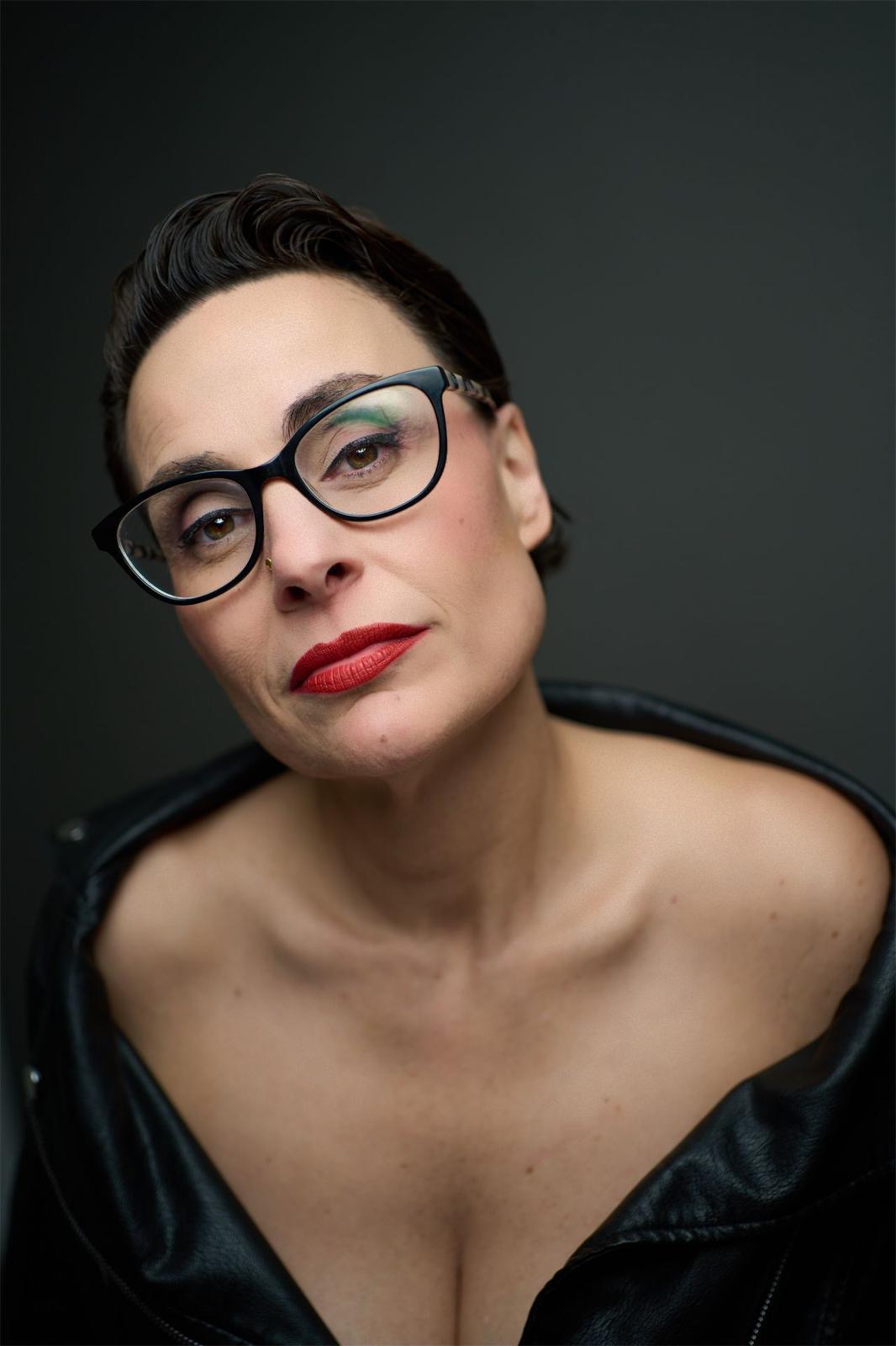 Primer plano de Begoña Álvarez con gafas