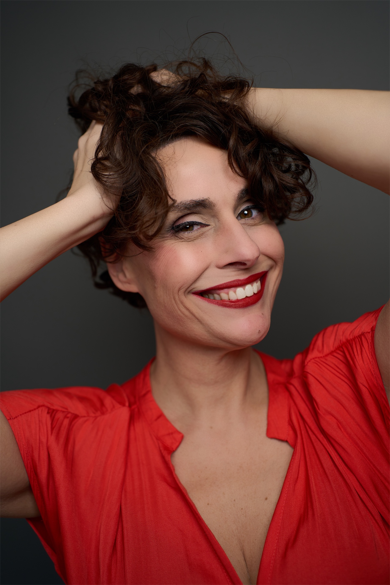 Retrato expresivo de Begoña Álvarez con blusa roja
